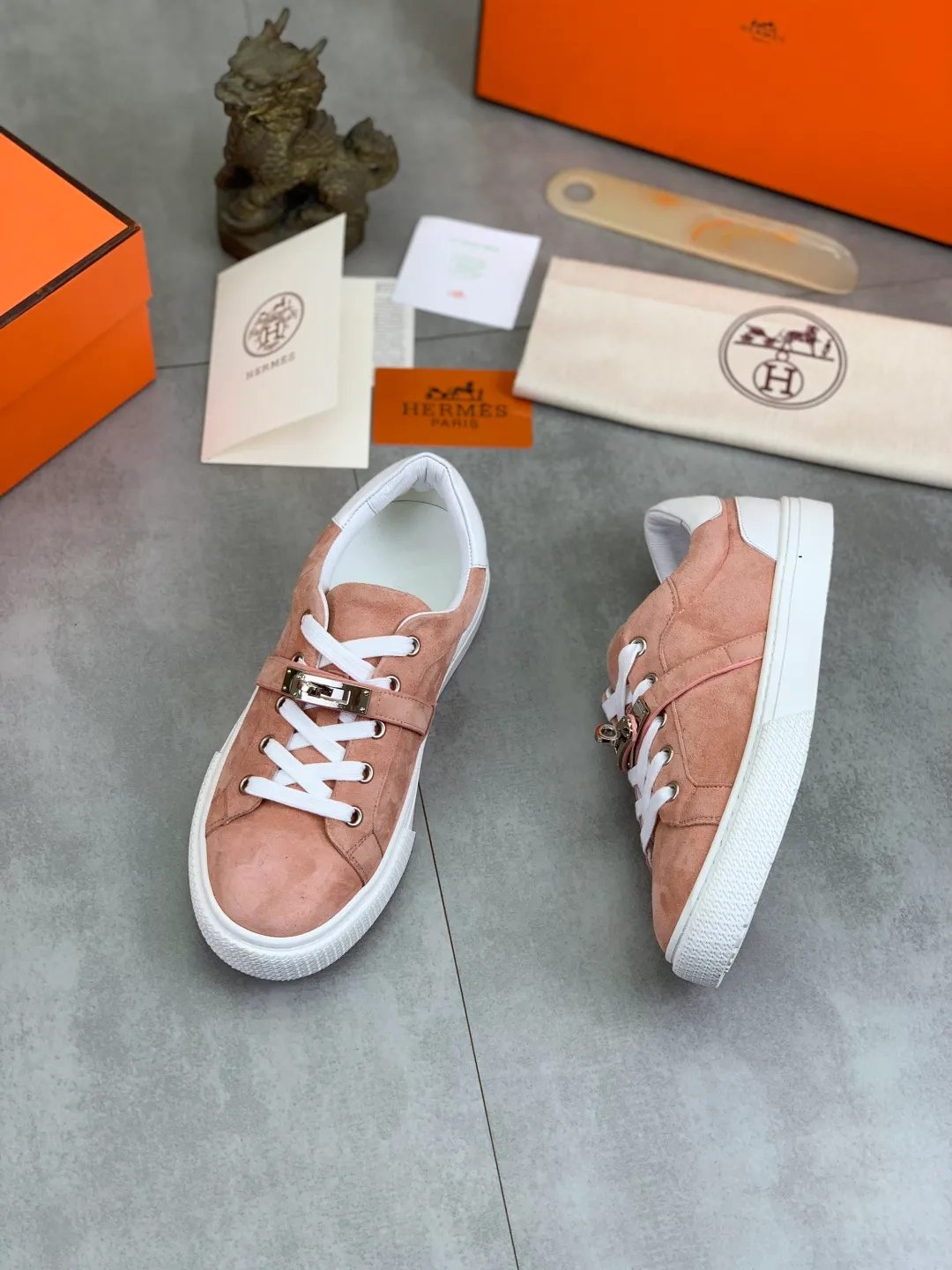 Men's men's shoes 💰P640 New Hermes top version Hermès classic couple style #𝐊𝐞𝐥𝐥𝐲 buckle casual white shoes skateboard shoes that will not conflict with shoes at all. Full of unknowns, Hermès rarely produces flat casual shoes and they are paired with classic palladium-plated Kelly shoe buckles! You'll fall in love with it at first sight. It's super versatile and can be worn with any skirt or pants. 🉑️Close your eyes and wear it. It's super noble. Fabric: Specific cowhide/canvas material. Lining: Sheepskin lining. Outsole: Original molded TPU outsole. Size: 35-45.